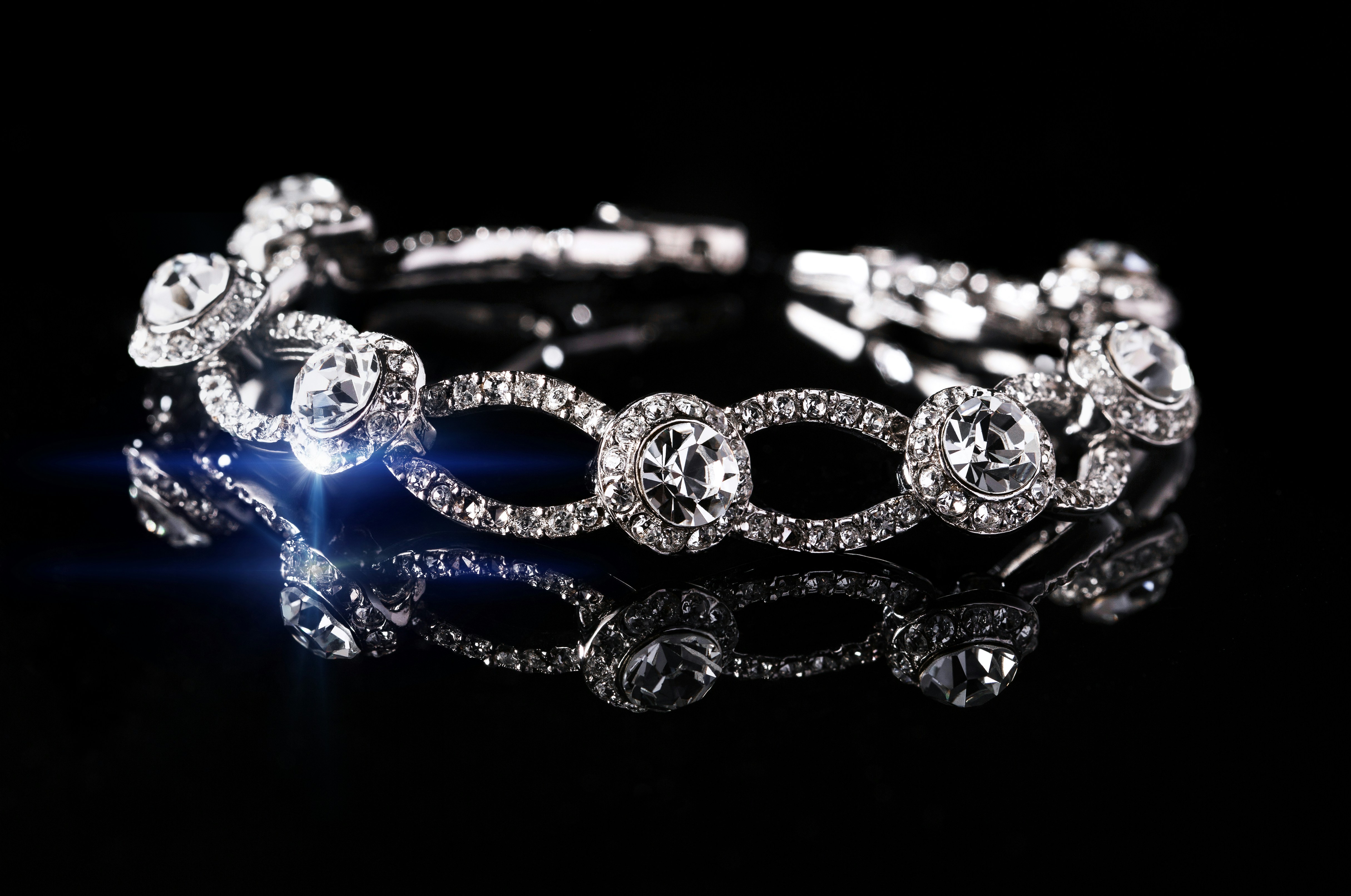 Jewelry Product Photo Editing: Fixing Dust, Scratches & Color Accuracy for Online Sellers